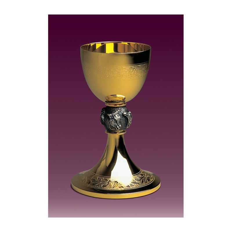 Kielich z czterema ewangelistami, w motywach zwierzęcych, zdobiony grawerunkiem h: 20,5 cm. - Kielich z czterema ewangelistami, w motywach zwierzęcych, zdobiony grawerunkiem h: 20,5 cm.