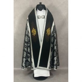 Kapa rzymska czarno-srebrna Chrystus Ukrzyżowany - zdjęcie 3 - Kapa rzymska czarno-srebrna Chrystus Ukrzyżowany