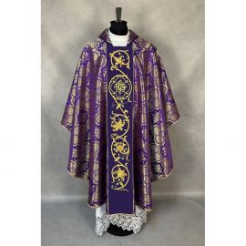 Ornat gotycki fioletowy, haftowany IHS (18K) - zdjęcie 2 - Ornat gotycki fioletowy, haftowany IHS (18K)