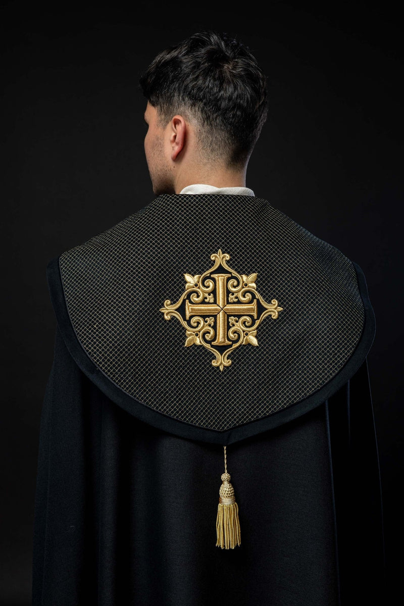Kapa liturgiczna czarna, haftowana, aksamitny czarny pas (30H) - KAPY LITURGICZNE