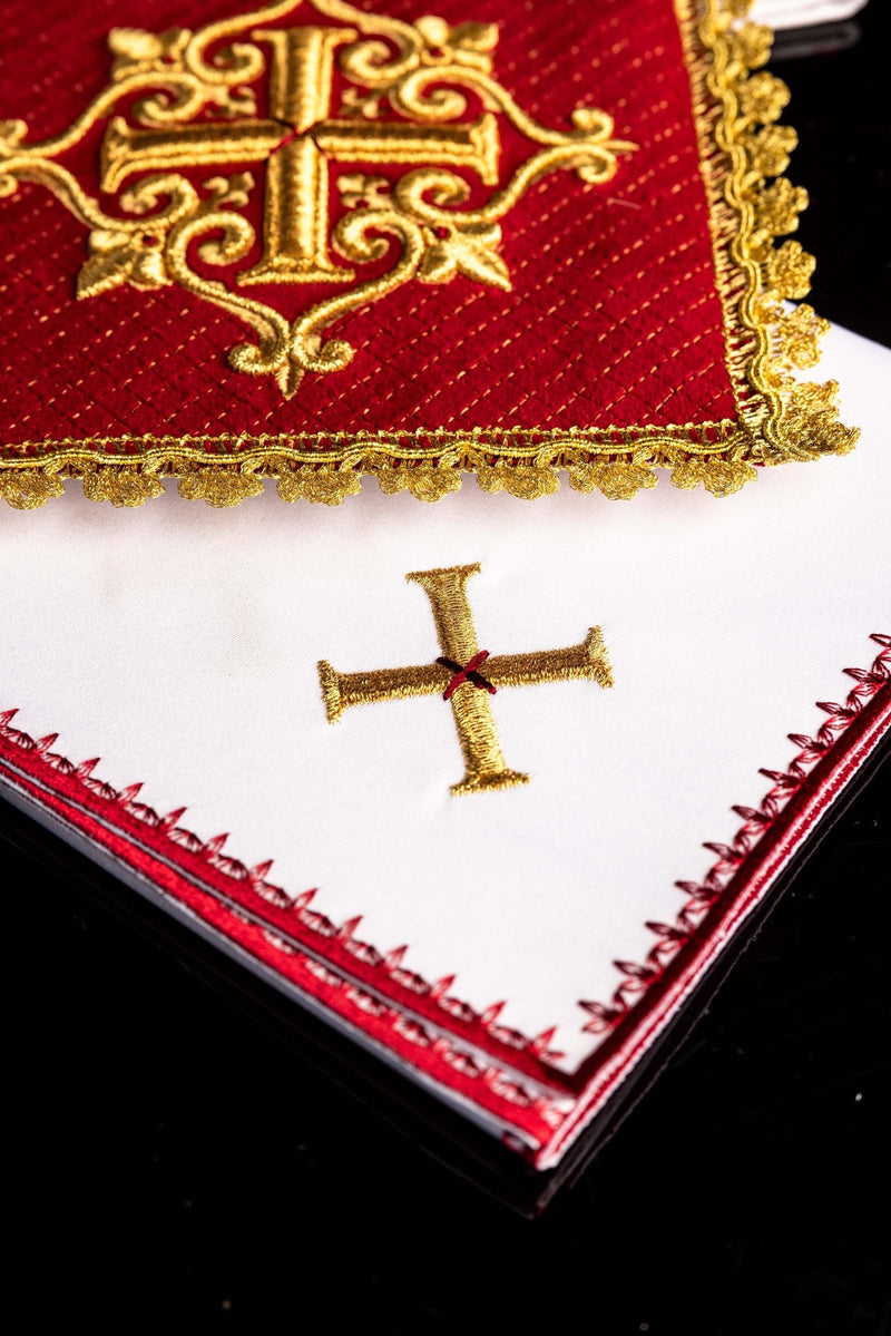 Bielizna kielichowa czerwona (aksamit), haftowany złoty krzyż (83H) - zdjęcie 3