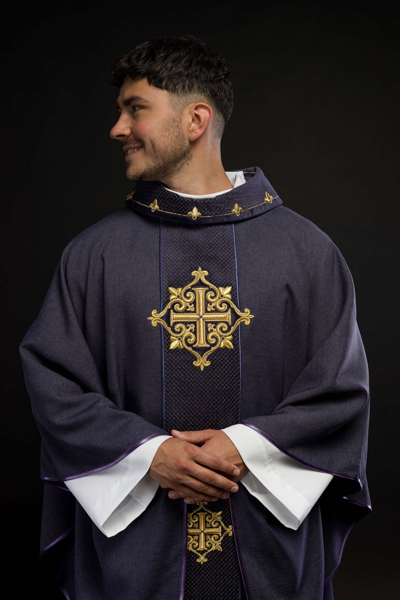 Ornat haftowany fioletowy, pas aksamit, symbol krzyży (H215)