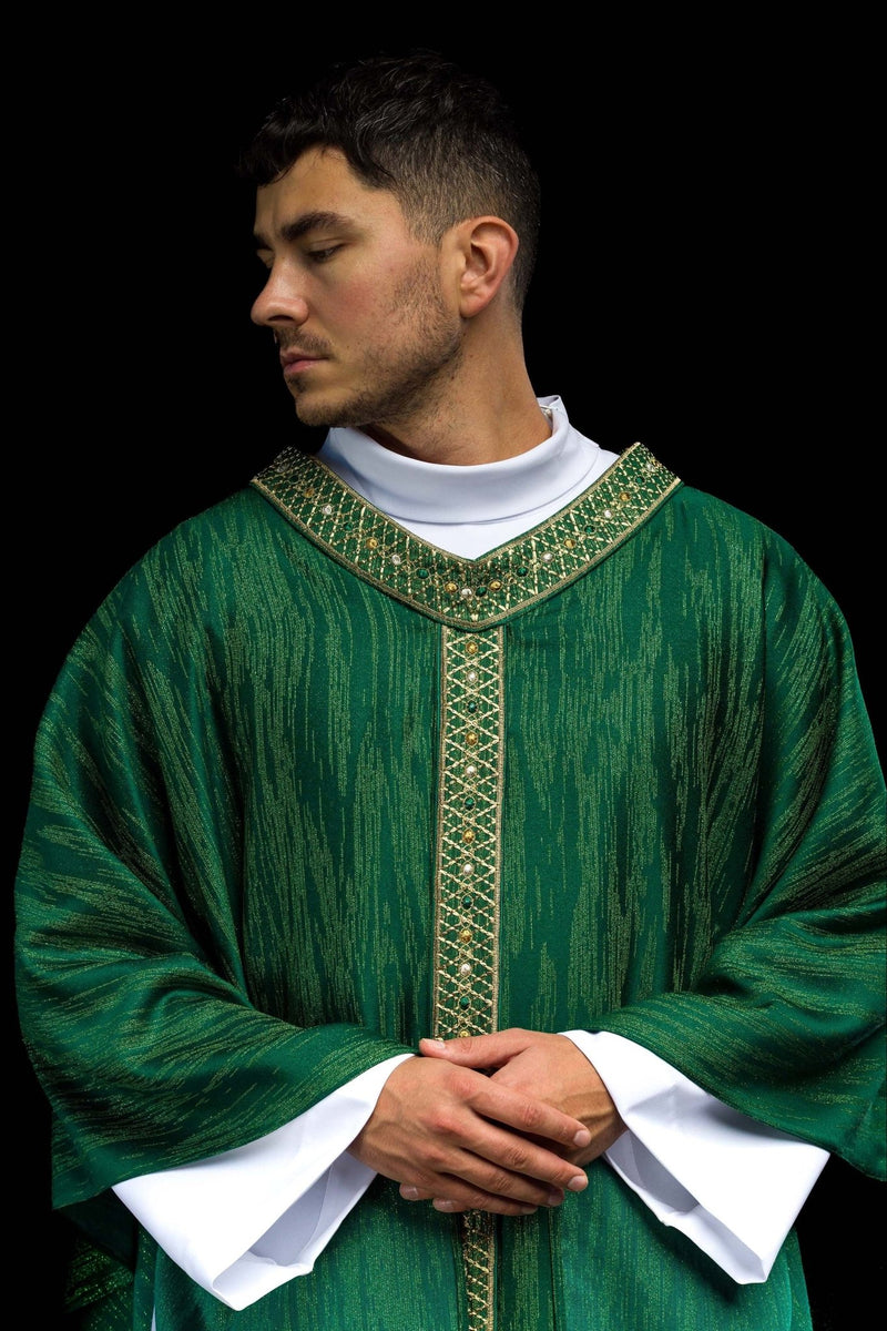Ornat zielony, z haftowanym kołnierzem i pasem (H223)