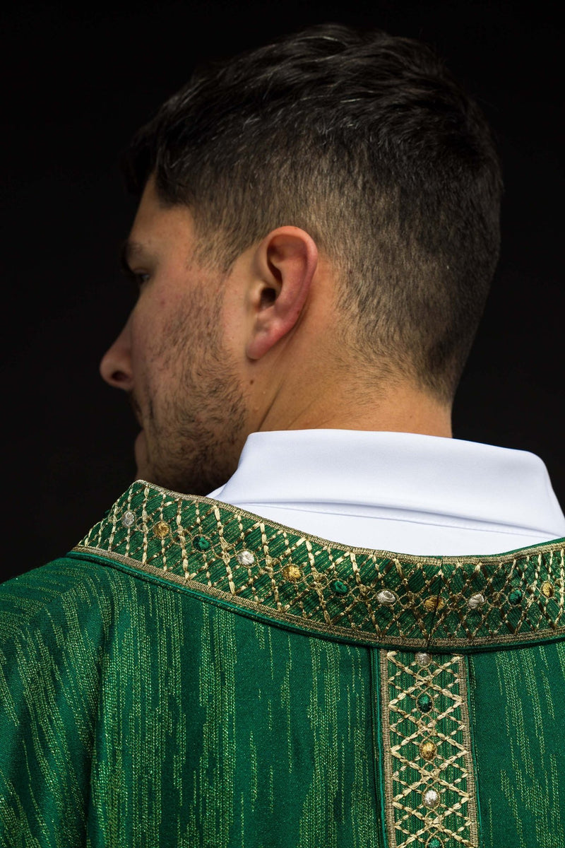 Ornat zielony, z haftowanym kołnierzem i pasem (H223) - zdjęcie 6