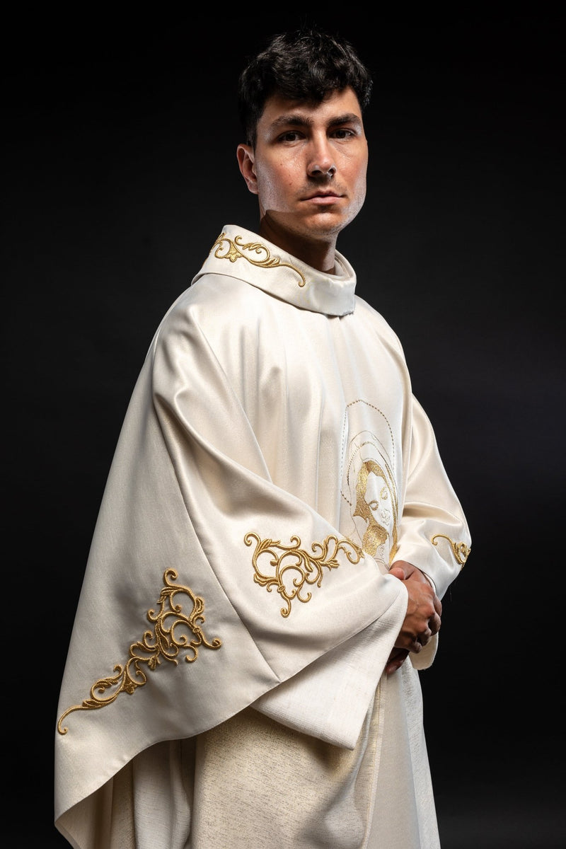 Ornat z haftowanym motywem Matki Bożej Tulącej Dziecię Jezus (122H) - zdjęcie 4