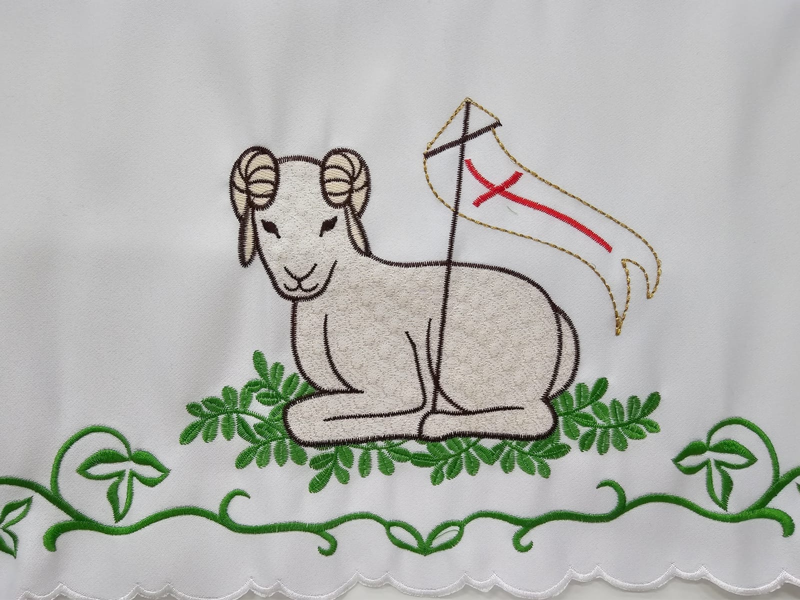 Obrus ołtarzowy wielkanocny, haftowany Baranek Boży (243) - OBRUSY OŁTARZOWE
