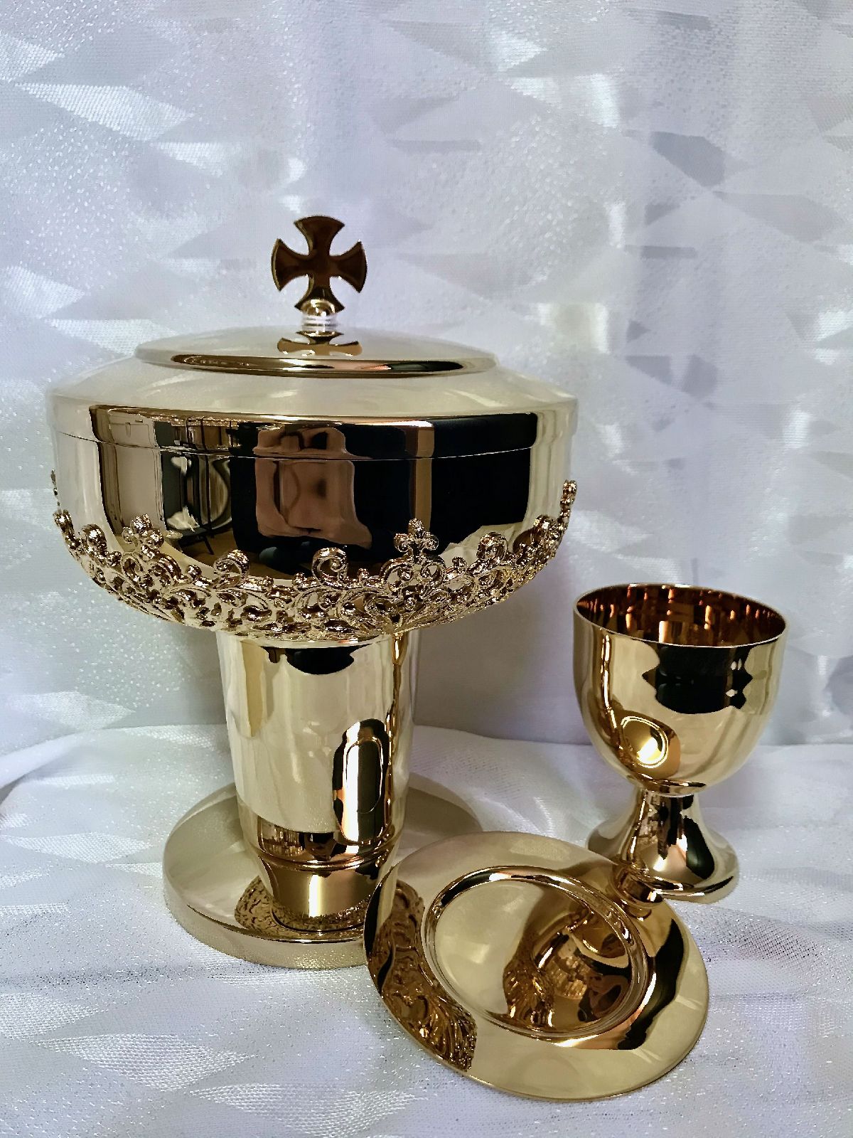 Puszka pod dwiema postaciami z ozdobnym koszyczkiem - koncelebra, mosiężna, pozłacana 19 cm - Brak kategorii - Nowość
