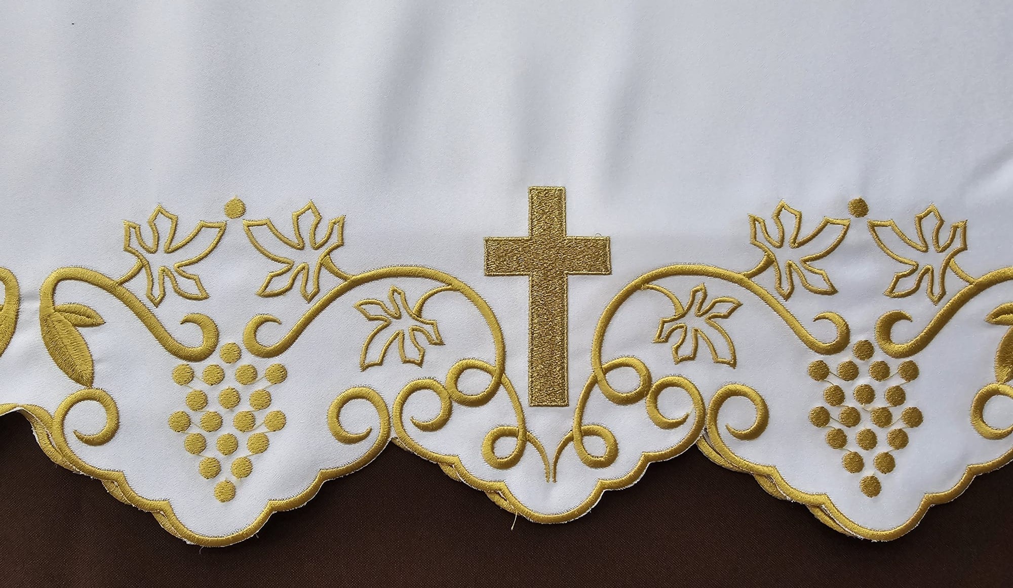 Obrus ołtarzowy, wzór eucharystyczny - haftowany krzyż (245) - Brak kategorii