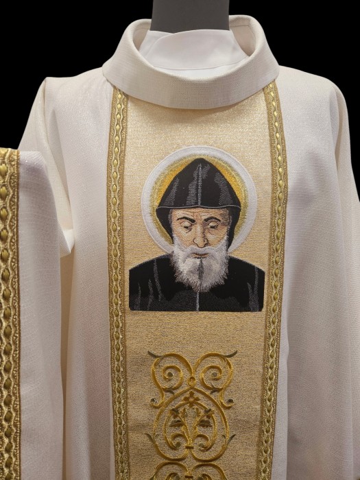Ornat haftowany Święty Charbel – kremowy - Ornaty z wizerunkiem świętych - Nowość