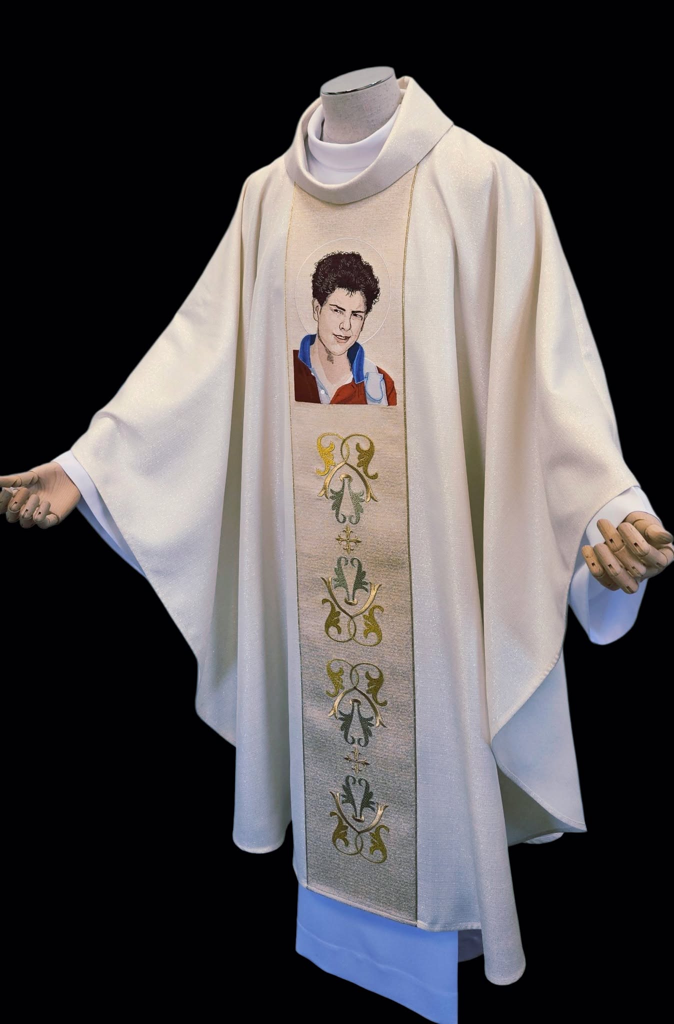 Ornat haftowany Święty Carlo Acutis – kremowo-złoty - zdjęcie 7