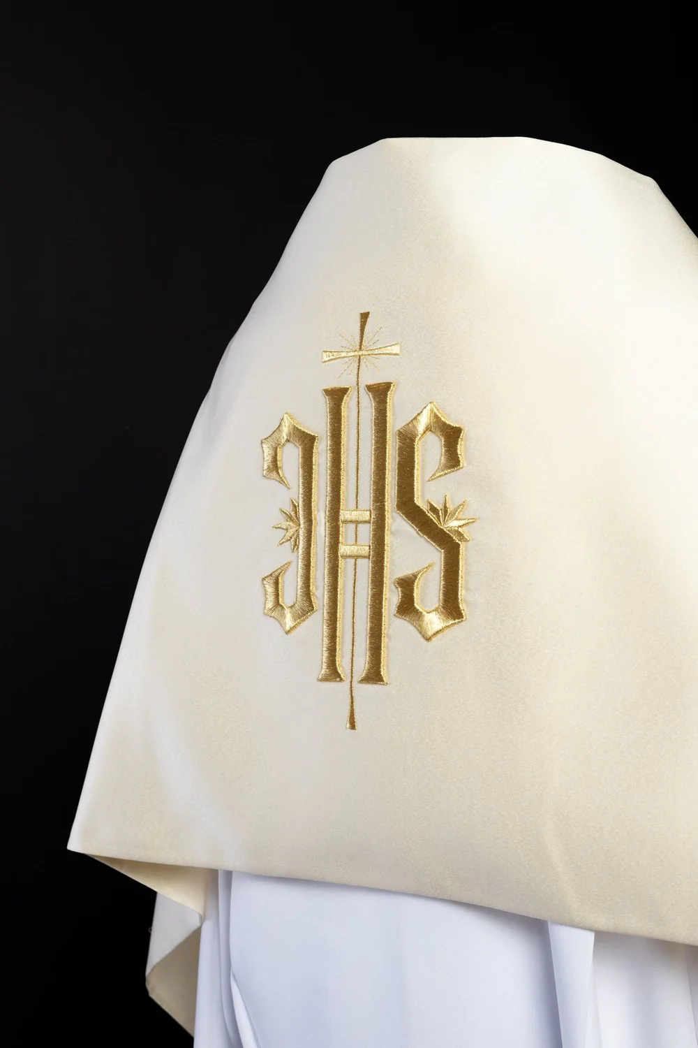 Welon liturgiczny IHS haftowany, ecru satyna (17)