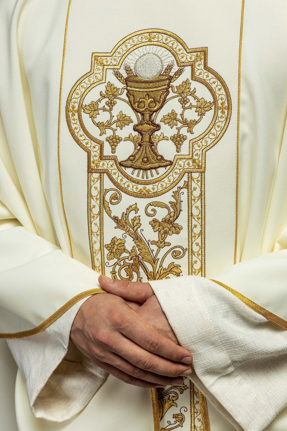 Ornat haftowany z symbolem kielicha eucharystycznego - ecru (H12) - zdjęcie 3
