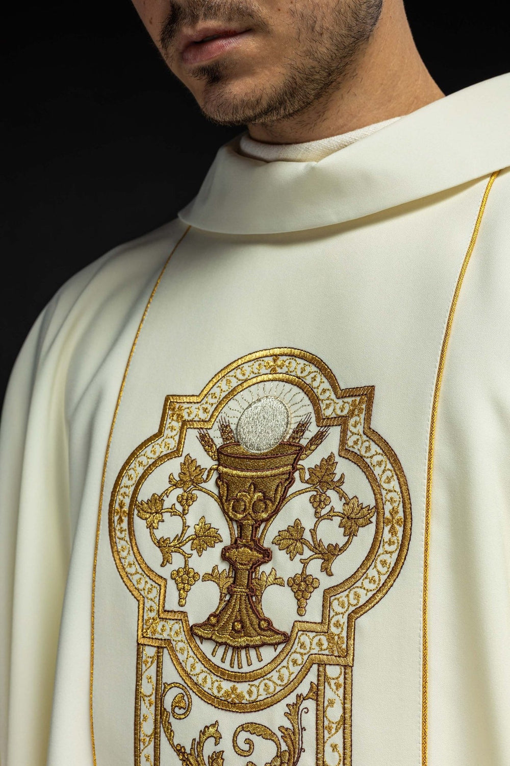 Ornat haftowany z symbolem kielicha eucharystycznego - ecru (H12) - zdjęcie 4