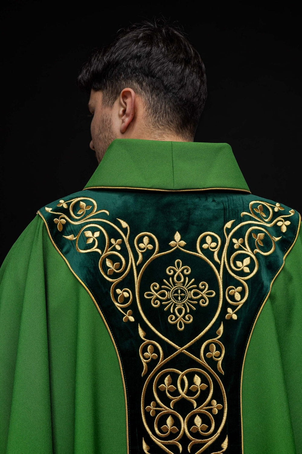 Ornat zdobiony haftem na aksamicie - zielony (H43) - zdjęcie 5