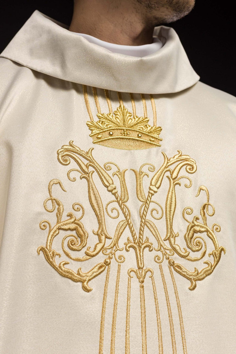 Ornat Maryjny błyszczący z kamieniami - ecru (H71) - zdjęcie 3