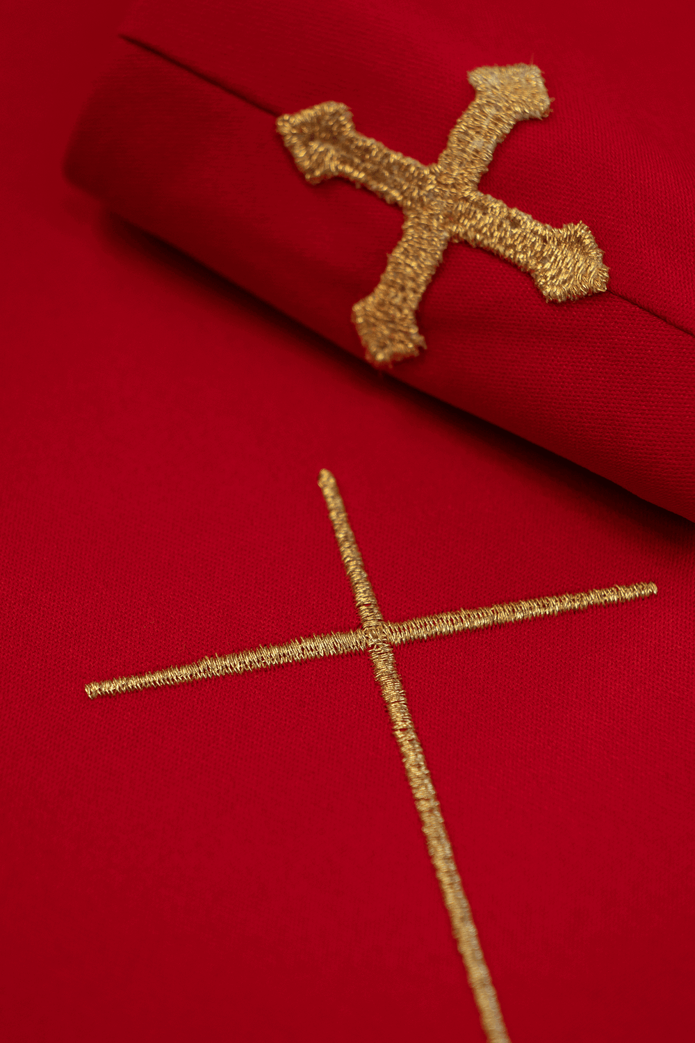 Ornat haftowany z krzyżem - czerwony (H74) - zdjęcie 3