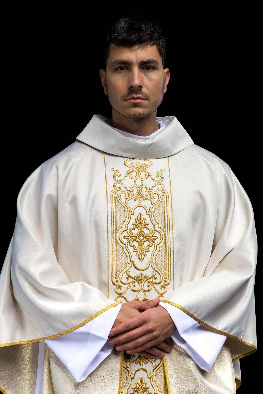Ornat bogato haftowany, tkanina błyszcząca - ecru (H76) - Ornaty białe/ ecru