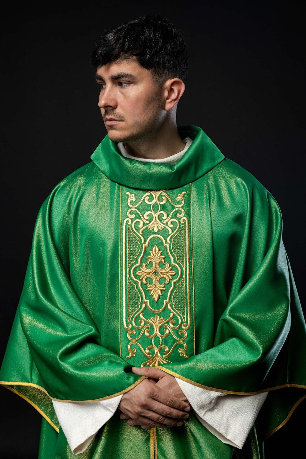 Ornat bogato haftowany, tkanina błyszcząca - zielony (H78)