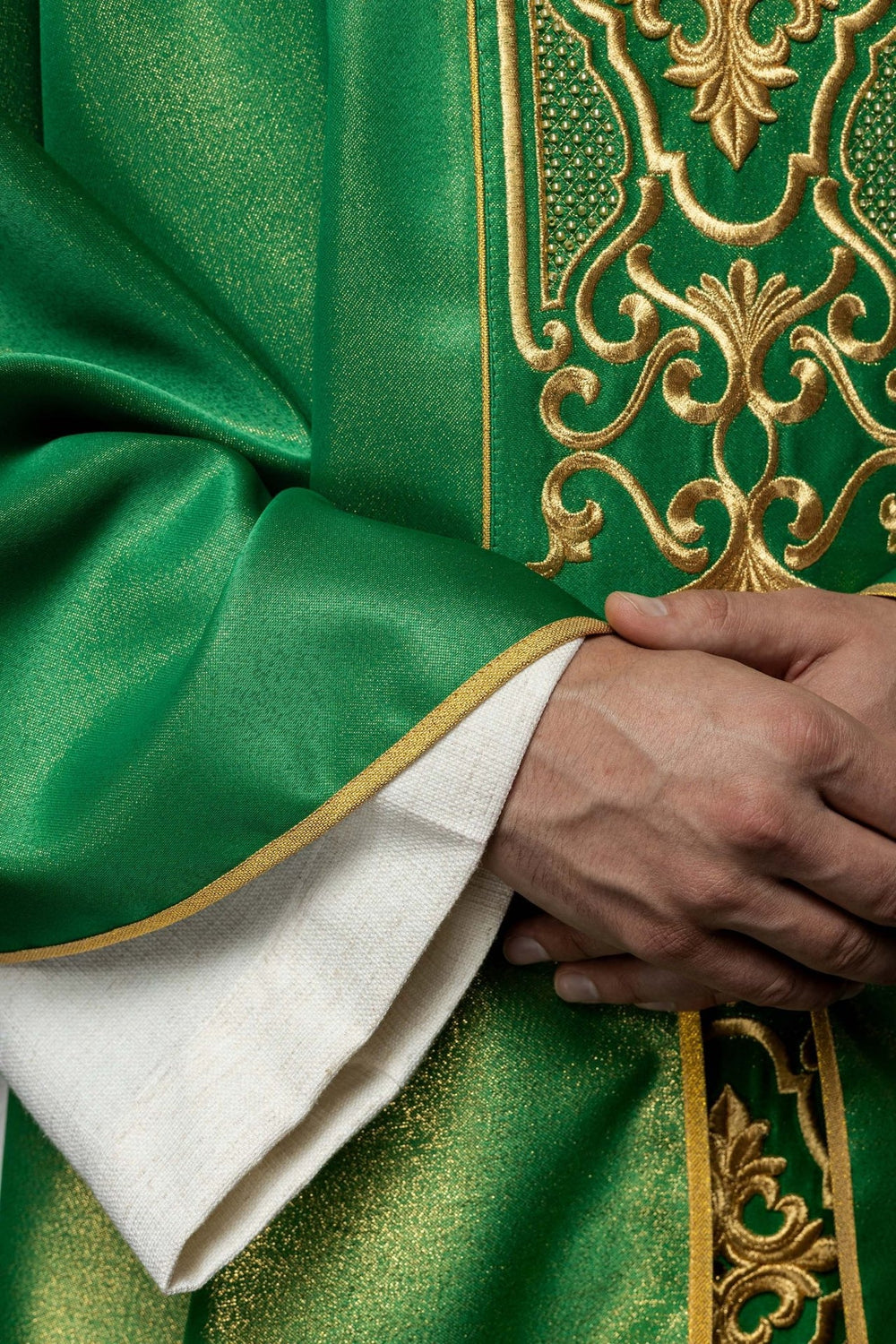 Ornat bogato haftowany, tkanina błyszcząca - zielony (H78) - zdjęcie 4