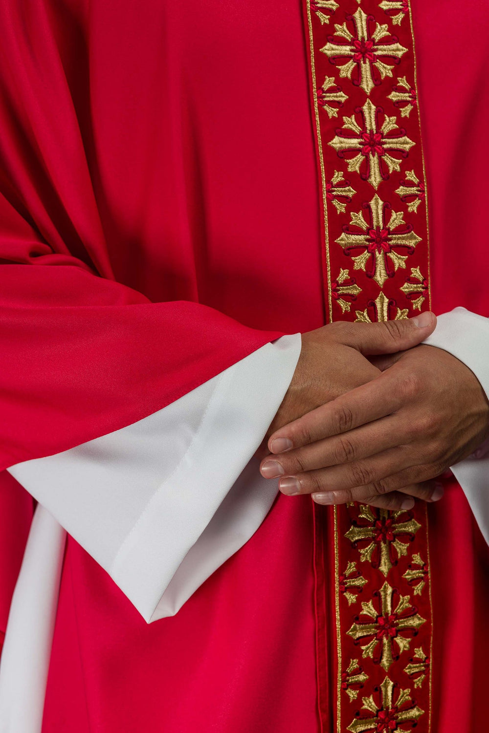 Ornat z haftowanym pasem i kołnierzem. motyw krzyża - czerwony (H85) - zdjęcie 4