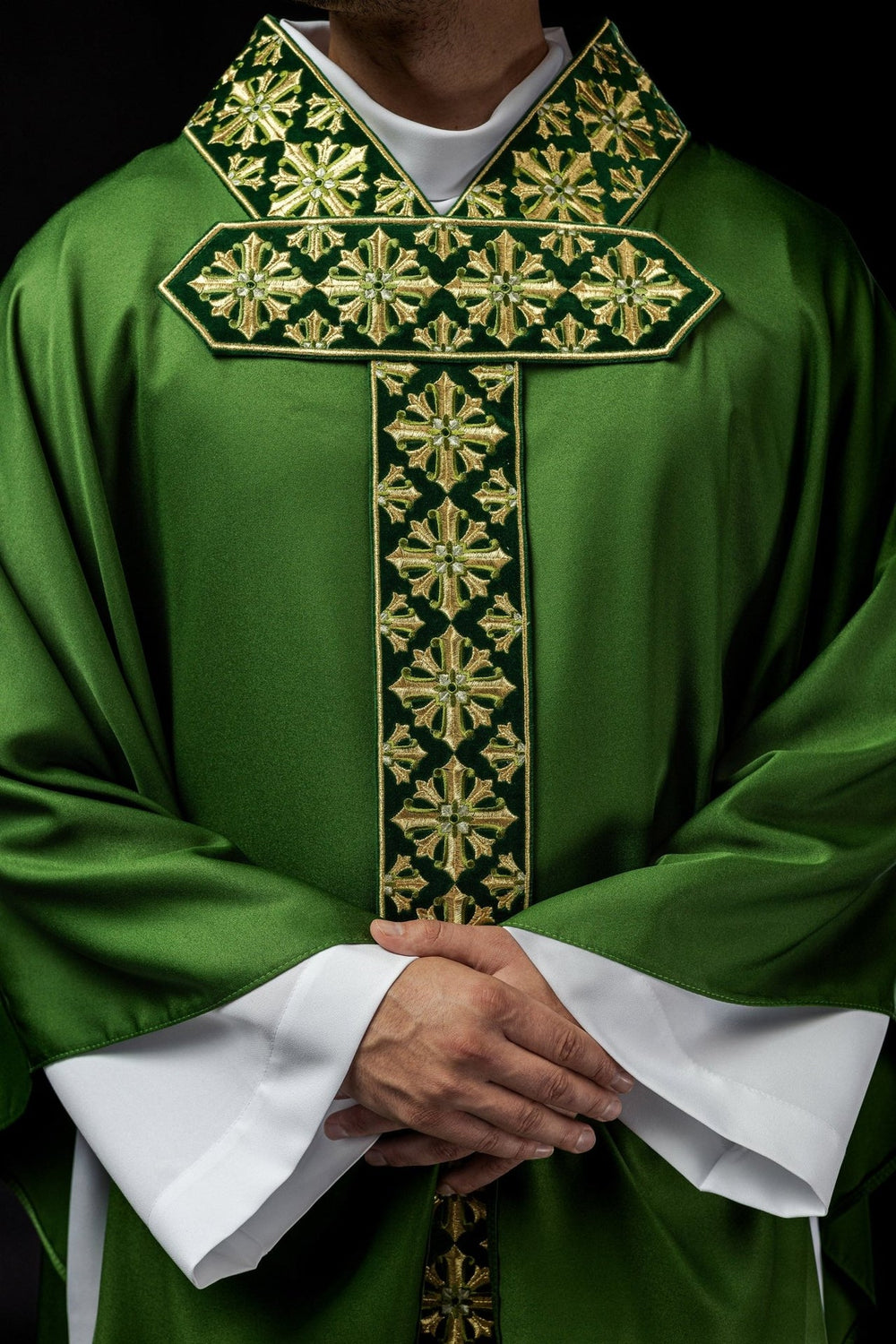 Ornat z haftowanym pasem i kołnierzem. motyw krzyża - zielony (H86) - zdjęcie 3