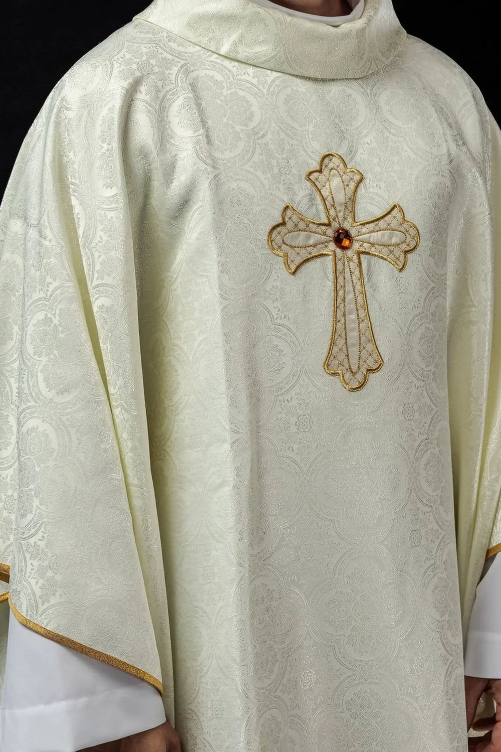 Ornat haftowany z symbolem krzyża - ecru (H96) - zdjęcie 2