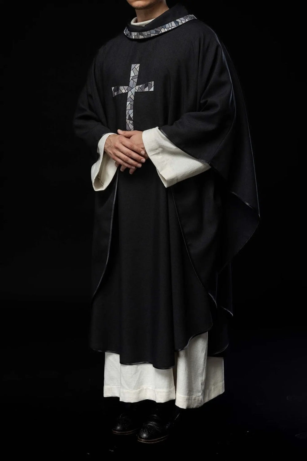 Ornat haftowany z symbolem krzyża - czarny (H117) - zdjęcie 5