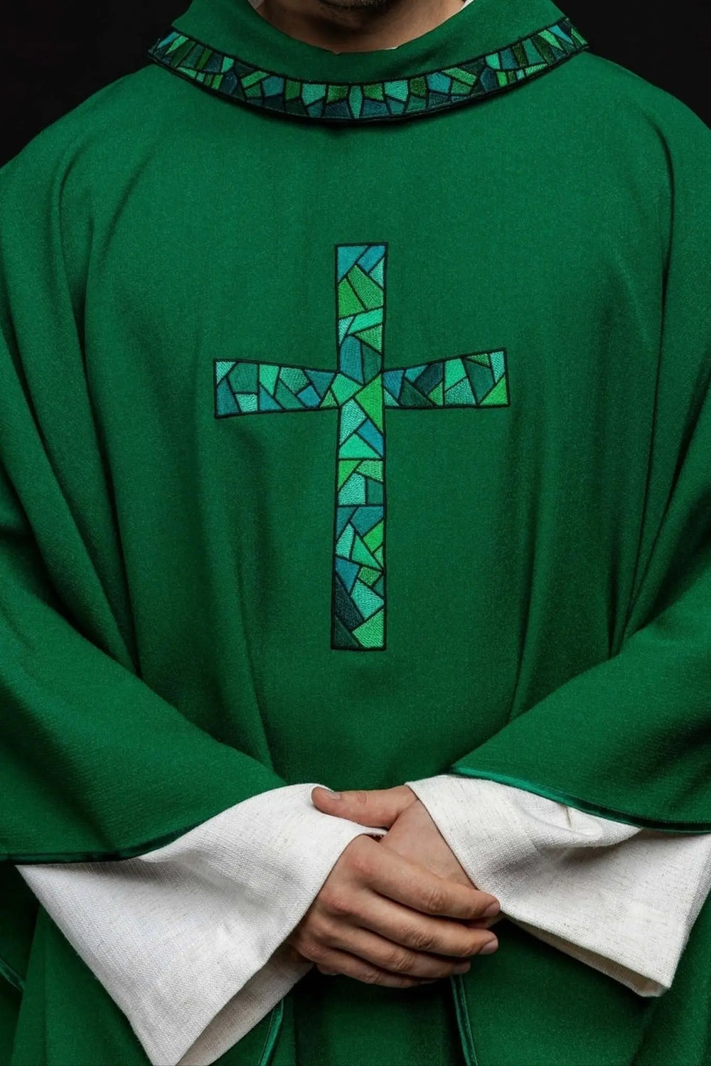 Ornat haftowany z symbolem krzyża - zielony (H120) - zdjęcie 2