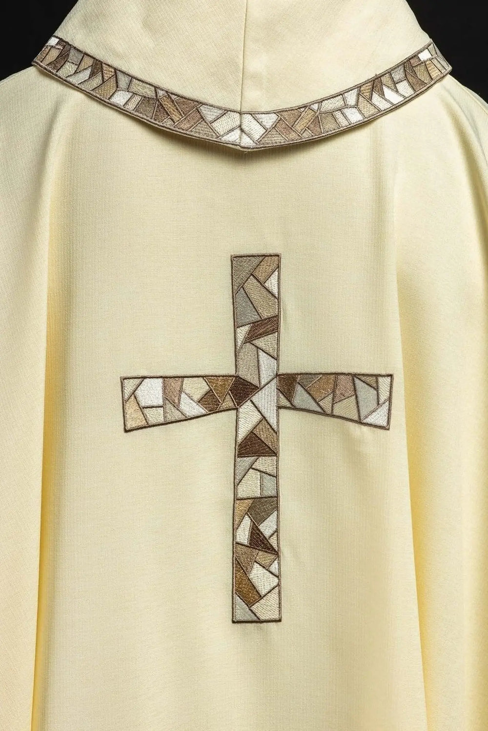 Ornat haftowany z symbolem krzyża - ecru (H121) - zdjęcie 4